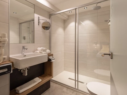 Hotels an der Piste - Skikurs direkt beim Hotel: für Kinder - Badezimmer Junior Suite Schwarzkogel - stefan Hotel