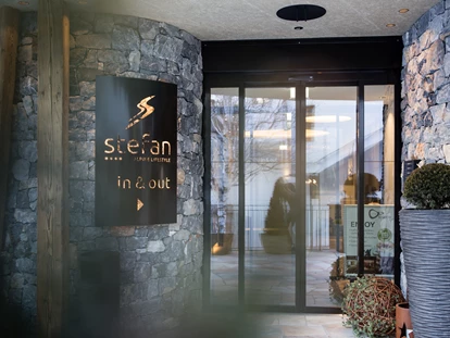 Hotels an der Piste - Skikurs direkt beim Hotel: für Kinder - Eingangsbereich - stefan Hotel
