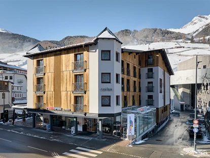 Hotels an der Piste - Skikurs direkt beim Hotel: für Kinder - Aussenansicht mit Giggijochbahn - stefan Hotel