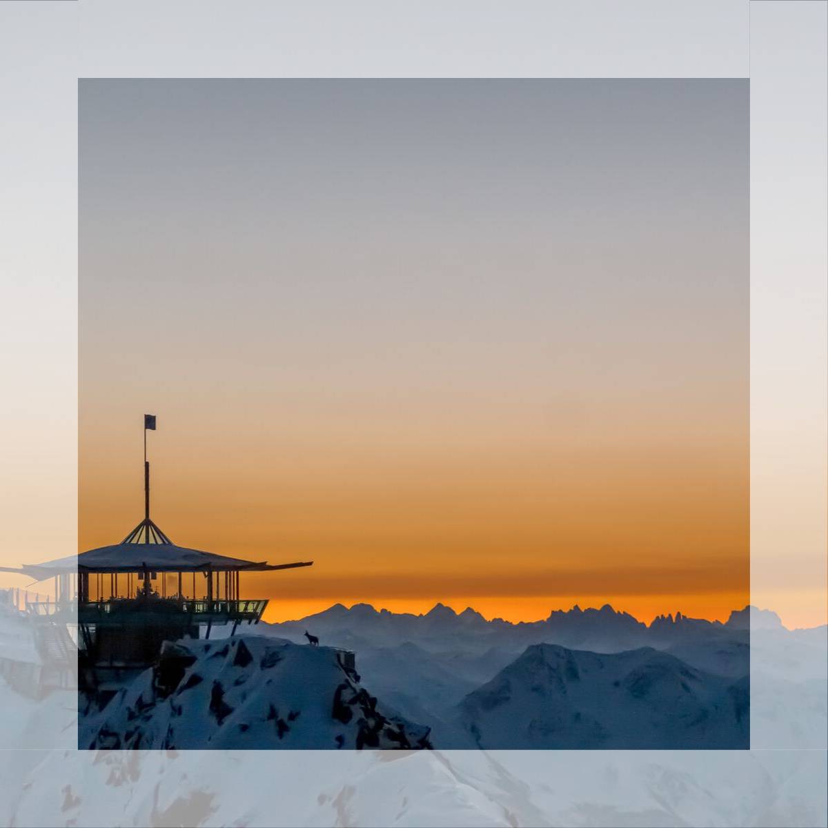 Skigebiet: Top Mountain Star.
Panoramabar über den Dingen.

Der rundum verglaste Top Mountain Star thront auf einem schmalen Grat am Wurmkogl und ist ein typischer Fall von ‚Muss man selbst gesehen haben!’. Das architektonische Meisterwerk auf 3.080 m weiß mit seinem futuristischen Look und grandiosen Ausblicken zu begeistern. Feine, ausgewählte Speisen ergänzen das Erlebnis-Highlight im Skigebiet. Tipp: Jeden Samstag bespielt angenehme Live-Musik die Panoramabar.

Exklusive Aussichtsplattform
Egal ob jemand zum ersten Mal die Treppen zur verglasten Panoramabar hochsteigt oder als Stammgast immer wiederkehrt: Die Aussicht vom Top Mountain Star auf die Ötztaler Alpen bis zu den berühmten Dolomiten macht jedes Mal ergriffen, demütig – und einfach nur glücklich. Um diese Gefühle richtig auszukosten, können sich Gäste vom freundlichen Bar-Team mit hochwertigen Speisen und Getränken verwöhnen lassen. Auf Augenhöhe mit Berggipfeln und Himmel stärken sie sich für die herrlich langen Abfahrten vom Wurmkogl oder genießen einen Sundowner in unvergleichlichem Ambiente.

Tipp: Für Ihre persönliche Gipfelparty können Sie den Top Mountain Star auch mieten! - Skigebiet Gurgl