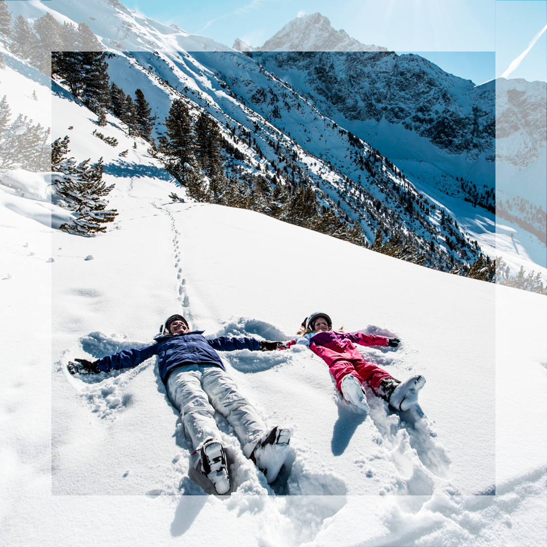 Skigebiet: Skiurlaub für die ganze Familie.
Kinderaugen leuchten und Elternherzen schlagen höher im Skigebiet Obergurgl-Hochgurgl im Tiroler Ötztal: Das Skigebiet ist mit 25 Liftanlagen und 112 Pistenkilometern der perfekte Abenteuerspielplatz für die ganze Familie. Auf kleine Skifahrer und Anfänger warten einfache Abfahrten, erfahrene Skifahrer dürfen auf steilen Hängen ihre Schwünge ziehen.

Das Skigebiet Obergurgl-Hochgurgl ist eines der beliebtesten Skigebiete in Tirol und den Alpen. Sowohl das Skigebiet als auch die beiden Bergdörfer Obergurgl und Hochgurgl sind sehr übersichtlich - hier geht niemand verloren. Wer das Skifahren erlernen möchte, wird in regionalen Skischulen bestens betreut. Obergurgl-Hochgurgl am hinteren Ende des Ötztals ist die perfekte Destination für Ihren Familienurlaub in den Bergen. - Skigebiet Gurgl