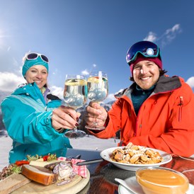 Skigebiet: Direkt an der Grenze zu Italien gelegen, spürt man die südliche Gelassenheit und genießt die einzigartige Alpe Adria Kulinarik. Zur Auswahl stehen typisch italienische "Ristoranti" ebenso wie 25 urige Skihütten. - Skigebiet Nassfeld