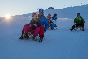 Skigebiet: Rodeln auf der längsten beleuchteten Rodelbahn der Welt - Wildkogel-Arena Neukirchen & Bramberg
