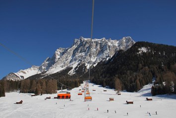 Skigebiet: Sunracer 6er-Sesselbahn mit Zugspitzmassiv - Skigebiet Ehrwalder Wettersteinbahnen