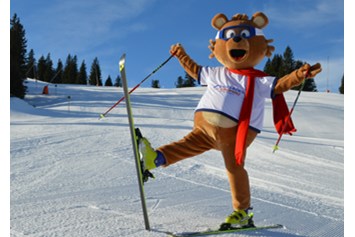 Skigebiet: Bruno der Kasbär ist für die Pistenzwerge im Skigebiet unterwegs. - Skigebiet Kasberg - Grünau im Almtal