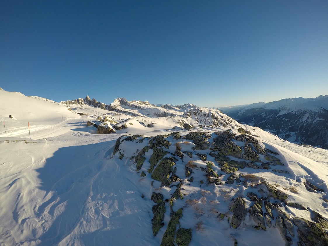 Skigebiet: Aussicht auf die verschneite Berge - Bergbahnen Disentis