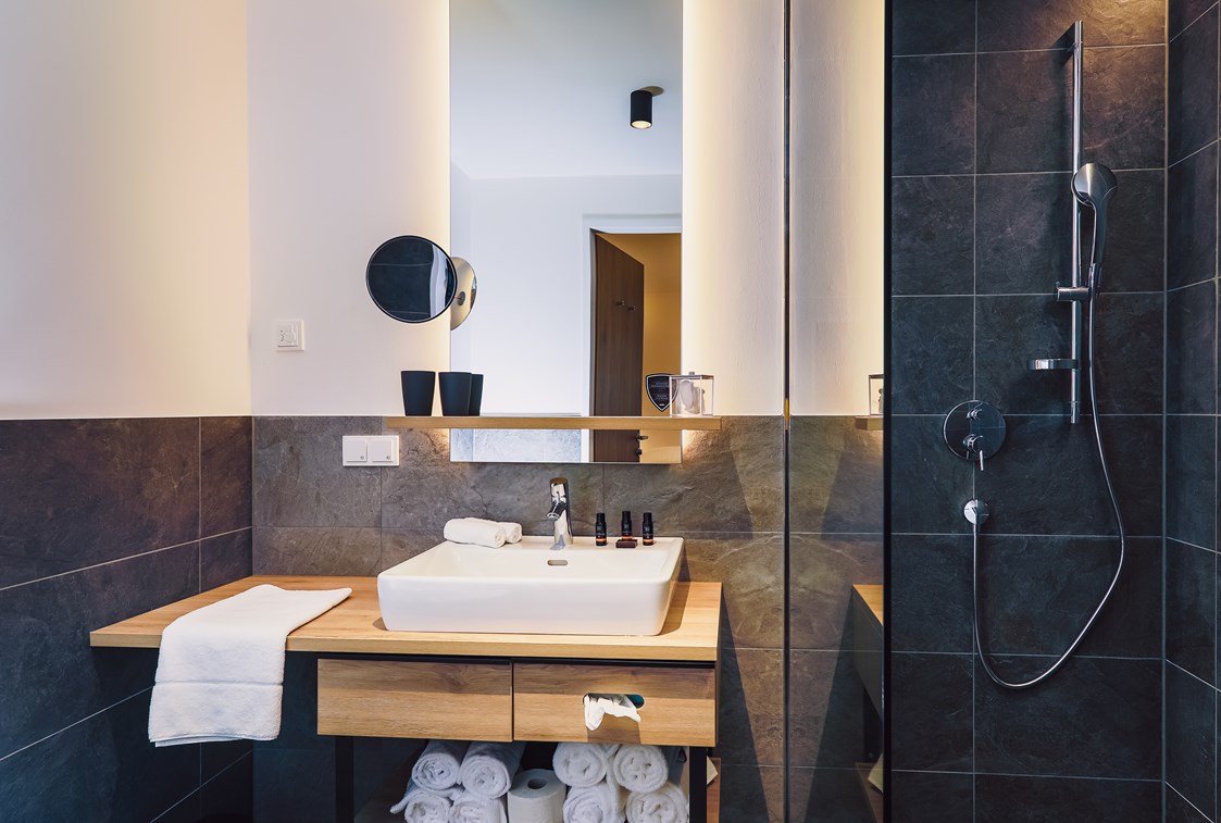 Skihotel: Badezimmer | Bathroom - Stockinggut by AvenidA | Hotel & Residences
