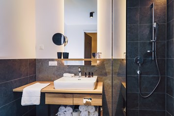 Skihotel: Badezimmer | Bathroom - Stockinggut by AvenidA | Hotel & Residences