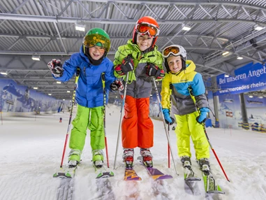 Skigebiet: Langeweile in den Ferien? Nicht bei uns. In unseren Kids Camps erlebst Du Schneeaction auf Ski oder Board.  - Skihalle Neuss im Alpenpark Neuss