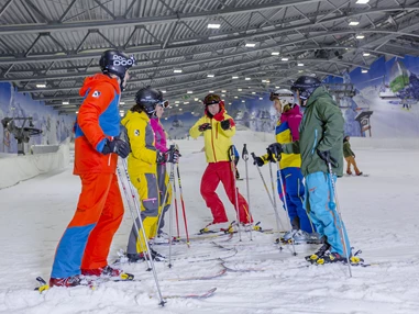 Skigebiet: Schneesport leicht gemacht. Bei uns gibt es den perfekten Kurs, ob als Anfänger oder Fortgeschrittener, Klein oder Groß, Ski oder Snowboard. - Skihalle Neuss im Alpenpark Neuss
