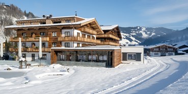 Hotels an der Piste - Skicircus Saalbach Hinterglemm Leogang Fieberbrunn - Außenansicht Hotel Winter - Ski & Bike Hotel Wiesenegg