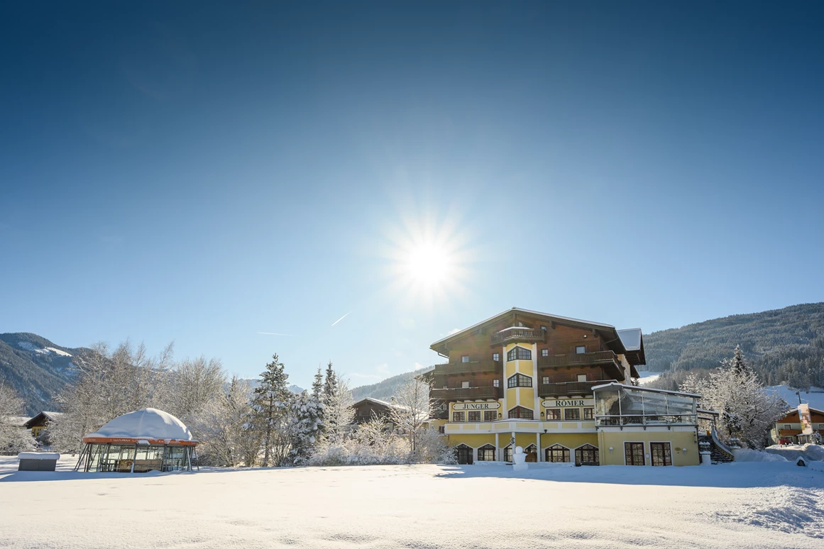 Skihotel: Hotel Zum Jungen Römer, direkt an der Gondelbahn, an der Rodelbahn und an den Langlaufloipen
 - Hotel Zum Jungen Römer