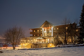 Skihotel: Abendstimmung - Aussenbild vom Hotel Zum Jungen Römer - Hotel Zum Jungen Römer