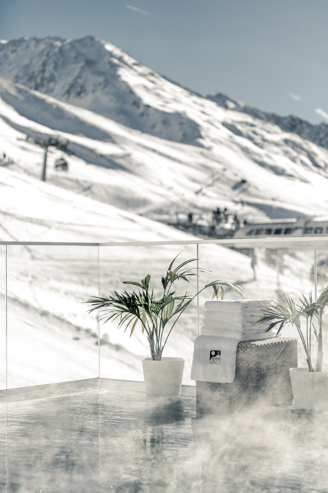 Skihotel: Außenpool mit Blick auf die Berge - TOP Hotel Hochgurgl