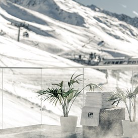 Skihotel: Außenpool mit Blick auf die Berge - TOP Hotel Hochgurgl