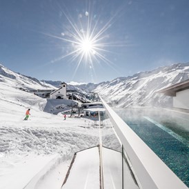 Skihotel: Außenpool mit Blick auf die Piste - TOP Hotel Hochgurgl