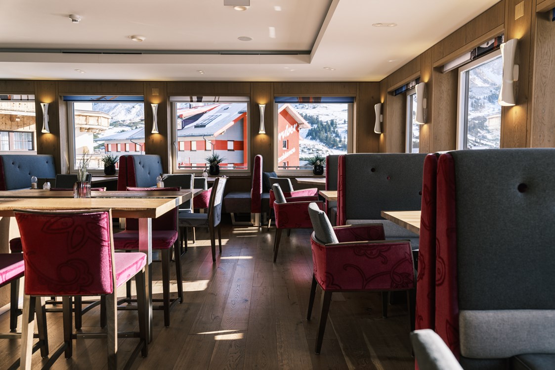 Skihotel: Frühstücksraum mit Panoramablick für einen tollen Start in den Morgen! - Hotel Kristall Obertauern