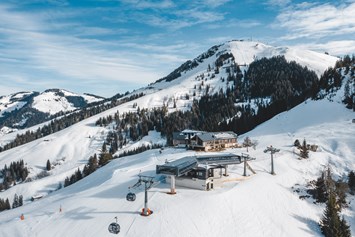 Skihotel: Die KRAFTalm eröffnet im Dezember 2020 und liegt mitten in der SkiWelt Wilder Kaiser - Brixental direkt an der Mittelstation der neuen 10er Gondelbahn Salvistabahn - KRAFTalm