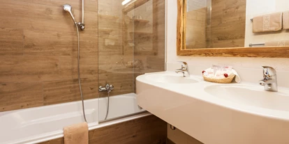 Hotels an der Piste - Skiraum: vorhanden - Unterlangkampfen - Badezimmer - Hotel Kaiser in Tirol