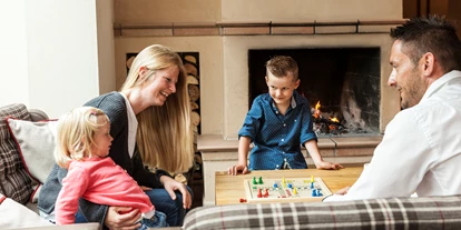 Hotels an der Piste - Skiraum: vorhanden - Unterlangkampfen - Familienzeit am Kamin | Lobby im Hotel Kaiser - Hotel Kaiser in Tirol