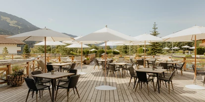 Hotels an der Piste - Skiraum: vorhanden - Unterlangkampfen - Sonnenbaden auf der Deli's Seeterrasse - Kaiserlodge