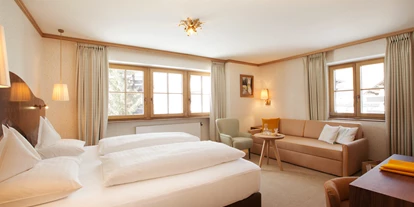 Hotels an der Piste - Mellau - Das Silber Doppelzimmer im Stammhaus.
Im elegant-alpinen Design des Stammhaus Sonnenburg verbringen Sie ihren Aufenthalt in Oberlech hier besonders ruhig. Ob alleine oder mit der ganzen Familie - Gäste fühlen sich in userem Stammhaus gut aufgehoben und es bietet vom Silber Doppelzimmer bis zur großen Platin Plus Suite genügend Raum und Platz für die ganze Familie.  - Hotel Sonnenburg