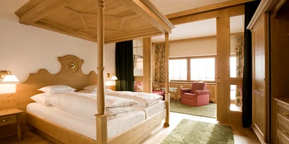 Hotels an der Piste - Mellau - Die Junior Suite im Landhaus.
Unser 4-Sterne Superior Hotel Landhaus ist nicht nur komfortabel, sondern auch optisch ein Genuss. Das im alpinen Stil eingerichtet Haus zeichnet sich aus durch wertvolle Hölzer, natürliche Farben und edle Textilien. Die Naturschönheit des Arlbergs spiegelt sich in der Inneneinrichtung wider. Und das in jedem einzelnen Raum.
Im Landhaus können Sie aus unterschiedlichen Kategorien wählen, vom klassischen Doppelzimmer bis zur geräumigen Junior Suite ist für jeden etwas dabei.  - Hotel Sonnenburg