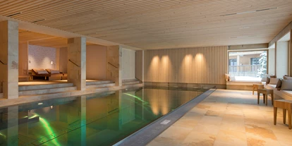 Hotels an der Piste - Mellau - Im Stammhaus der Sonnenburg liegt unser Wellnessbereich. Mit 10 Metern Länge und 4 Metern Breite bietet Ihnen unser Schwimmbad außerdem reichlich Raum für Bewegung und Entspannung. Schwimmen Sie von morgens bis abends. Mit einzigartigem Panoramablick auf das majestätische Omeshorn und die Lecher Alpen.
Unsere Saunalandschaft zeichnet sich mit komfortabler Ausstattung aus. Vom Heukraxen-Bad über unser Dampfbad bis zur klassischen Sauna stellen Sie Ihr persönliches Wellnessprogramm zusammen.  - Hotel Sonnenburg