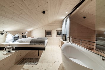 Skihotel: Hoch & Herrlich - Badewanne im 2. Schlafzimmer - Jagdschloss-Resort