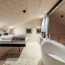 Skihotel: Hoch & Herrlich - Badewanne im 2. Schlafzimmer - Jagdschloss-Resort