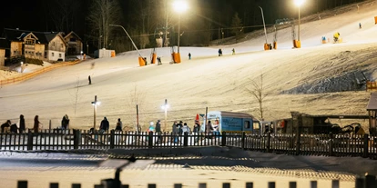 Hotels an der Piste - Skiverleih - Skipiste im Narzissendorf Zloam mit Flutlicht beim Nachtskifahren - Narzissendorf Zloam
