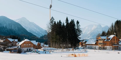 Hotels an der Piste - Skiverleih - Dorfplatz im Narzissendorf Zloam mit Skilift - Narzissendorf Zloam