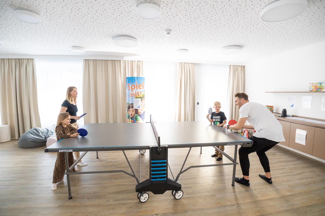 Skihotel: Tischtennisplatte im Freiraum - ALPRIMA Aparthotel Hinterstoder
