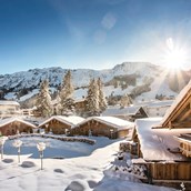 Skihotel - Das Chalet Dorf erstrahlt im Winterkleid - Alpin Chalets Oberjoch