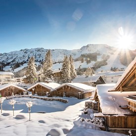 Skihotel: Das Chalet Dorf erstrahlt im Winterkleid - Alpin Chalets Oberjoch