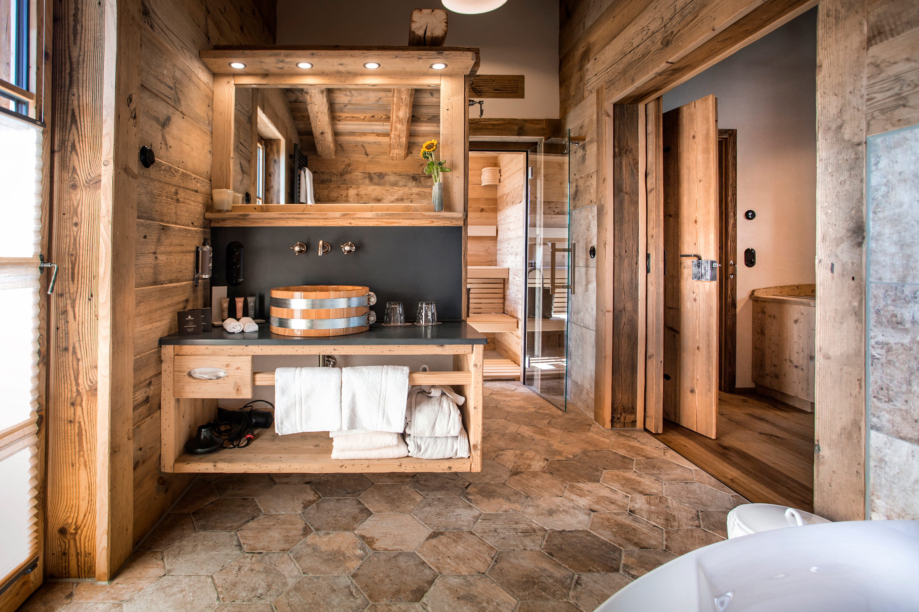 Hotels an der Piste - Deutschland - Das Badezimmer im Alpen-Chic - Alpin Chalets Oberjoch