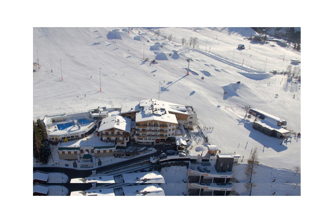 Skihotel: Direkt an der Piste mit Einstiegslift in den Skicircus - Wellness- und Familienhotel Egger in TOP LAGE