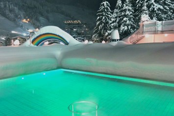 Skihotel: Beheizter Relaxpool - Wellness- und Familienhotel Egger in TOP LAGE