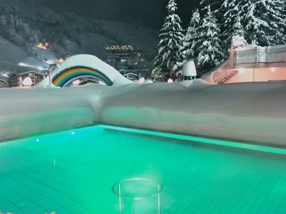 Hotels an der Piste - Skikurs direkt beim Hotel: für Kinder - Beheizter Outdoor-Pool mit Glasfaserbeleuchtung - Wellness- und Familienhotel Egger in TOP LAGE