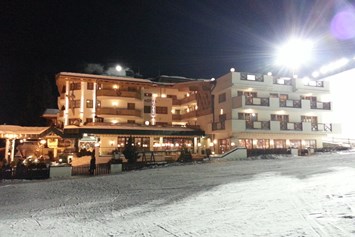 Skihotel: Flutlicht-Beleuchtung - Wellness- und Familienhotel Egger in TOP LAGE