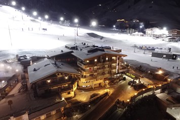 Skihotel: Nächtliche Skiabenteuer - Wellness- und Familienhotel Egger in TOP LAGE