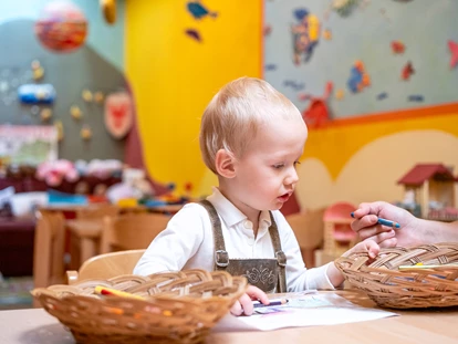 Hotels an der Piste - Skikurs direkt beim Hotel: für Kinder - Wellness- und Familienhotel Egger in TOP LAGE