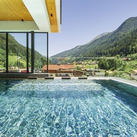 Skihotel: Poolaussicht Sommer - Active Nature Resort Das SeeMount