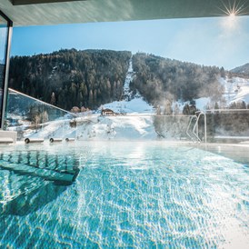 Skihotel: Poolaussicht Winter - Active Nature Resort Das SeeMount