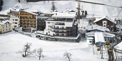 Hotels an der Piste - Sauna - Kappl (Kappl) - Aussenansicht und Bahnnähe Winter - Active Nature Resort Das SeeMount