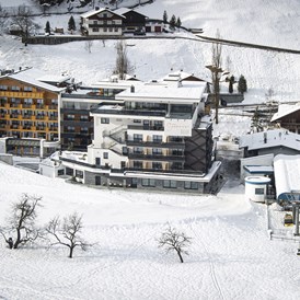 Skihotel: Aussenansicht und Bahnnähe Winter - Active Nature Resort Das SeeMount