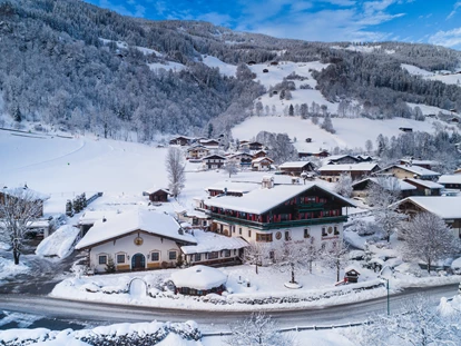 Hotels an der Piste - Verpflegung: Halbpension - Itter - Vorderansicht Hotel Senningerbräu, Piste hinter dem Haus - HOTEL SENNINGERBRÄU