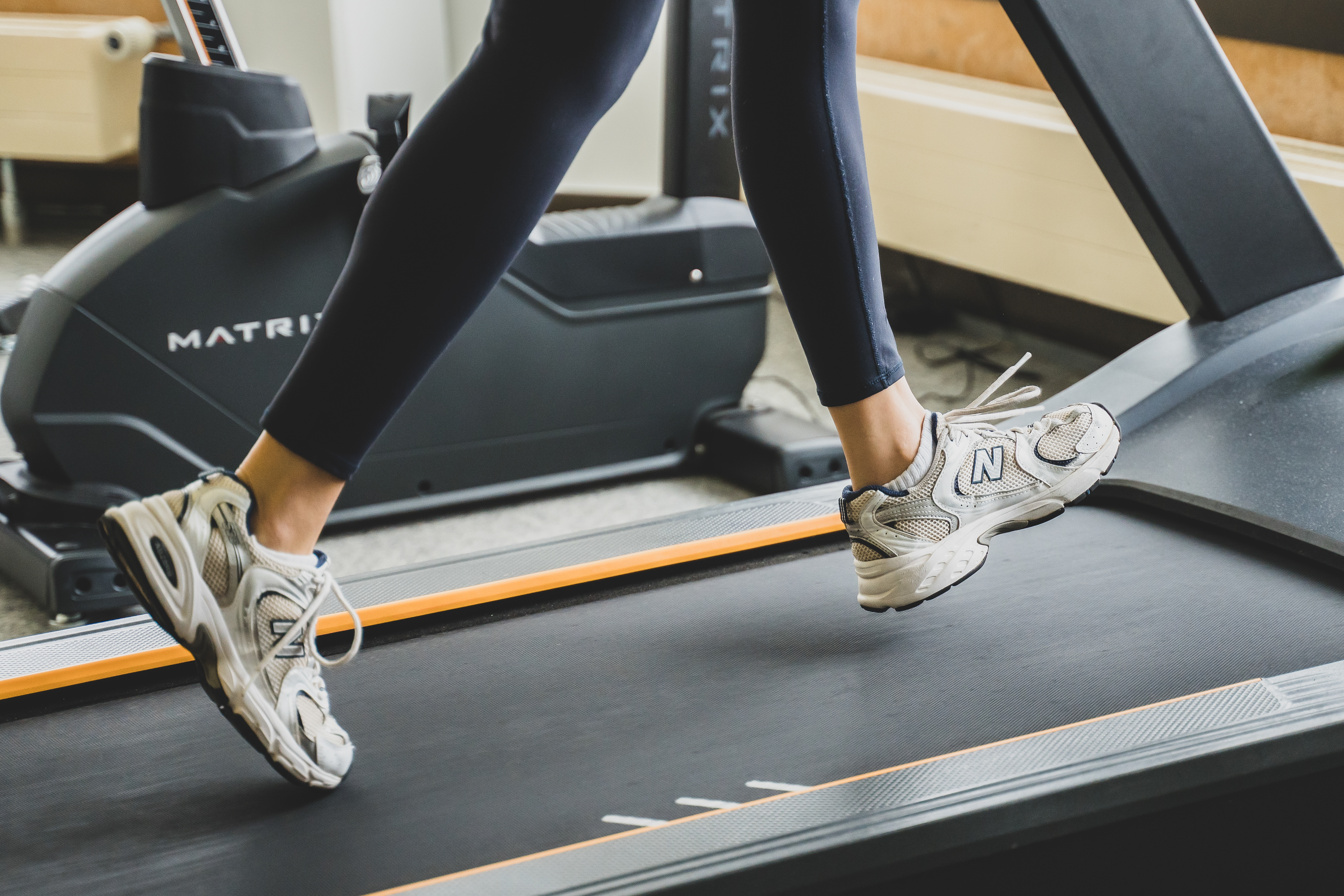 Skihotel: Im BergFit 1600 trainiert ihr in einem grosszügig gestalteten, modern eingerichteten Fitnessraum mit ausreichend Platz für euer Training.

Laufband
Crosstrainer
Ergometer
Kraftzirkel
Kurz- und Langhanteln
Yogamatten
Pezzibälle
Therabänder
Öffnungszeiten: täglich 6 bis 23 Uhr - Gorfion Familienhotel Liechtenstein