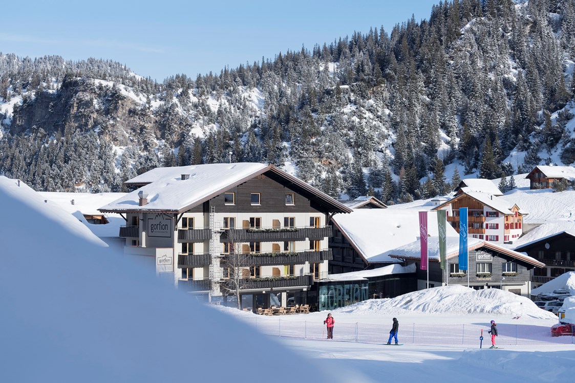Skihotel: Mitten im Zentrum von Malbun mit herrlicher Sonnenterrasse uns Schneebar direkt an der Piste - Gorfion Familotel Liechtenstein