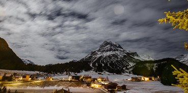 Hotels an der Piste - Ski Arlberg - Ein Blick über den Ort in die faszinierende Bergwelt Lechs - Hotel Plattenhof